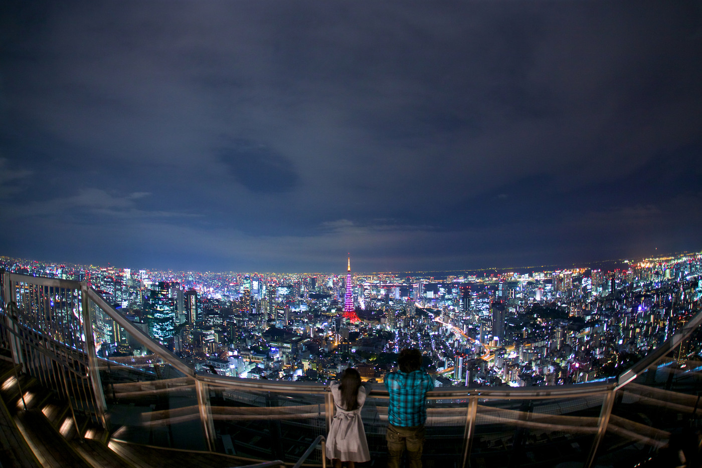 クリスマスシーズン　東京の夜景を眺めるカップル