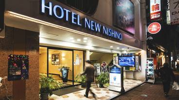 施設の正面 (日没後) / 1