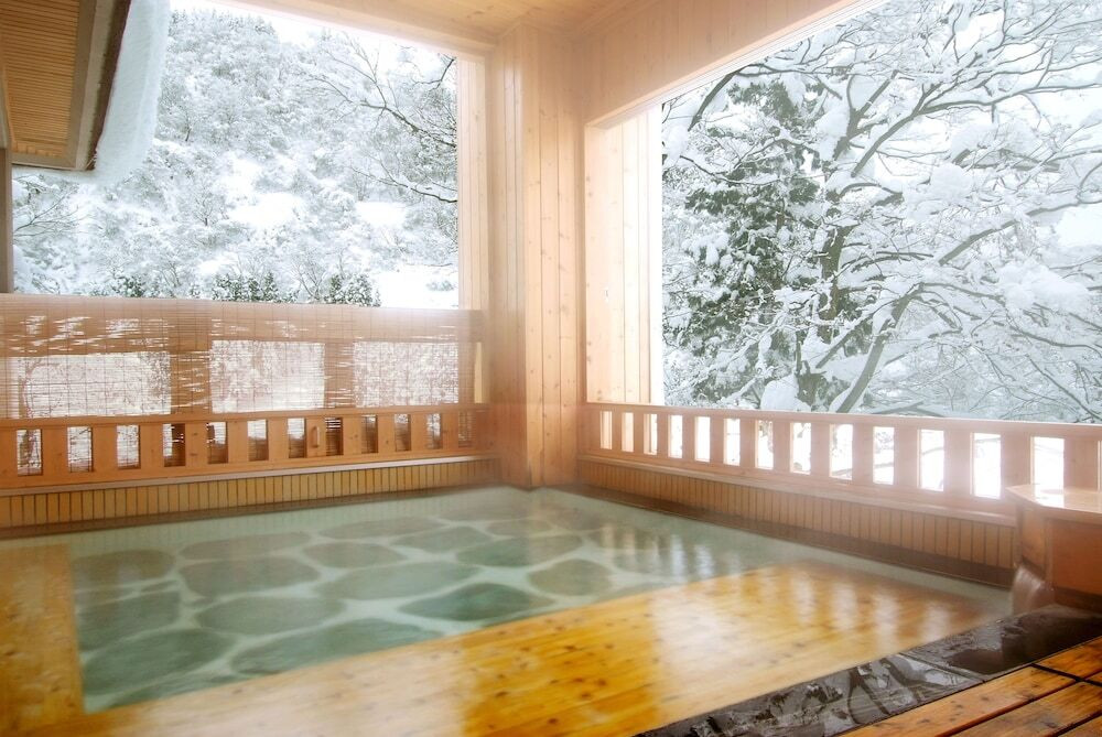 四季折々の里山を眺めながら温泉でリラックス4250429