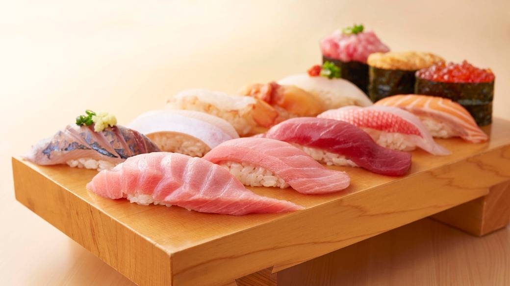 人気の回転寿司店で
大きなネタを存分に / 1