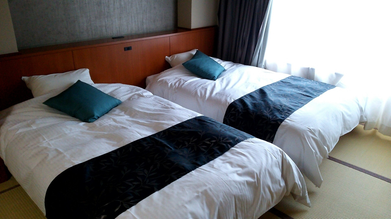 ベッドが配置されている本館和洋室です