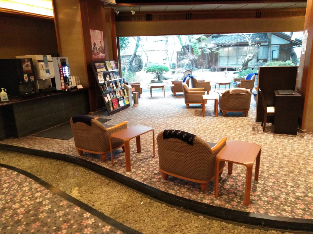 ロビー。左側にはウェルカムドリンクサービスがあります。