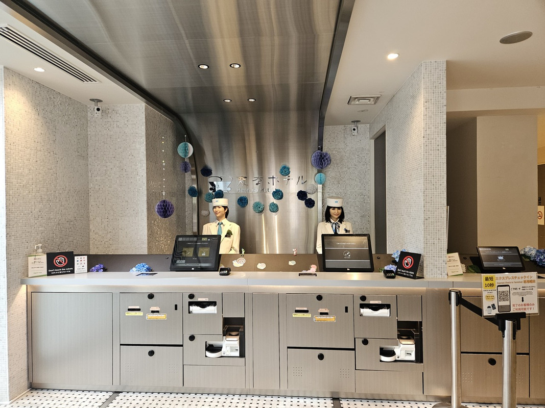 ロボットがお出迎え