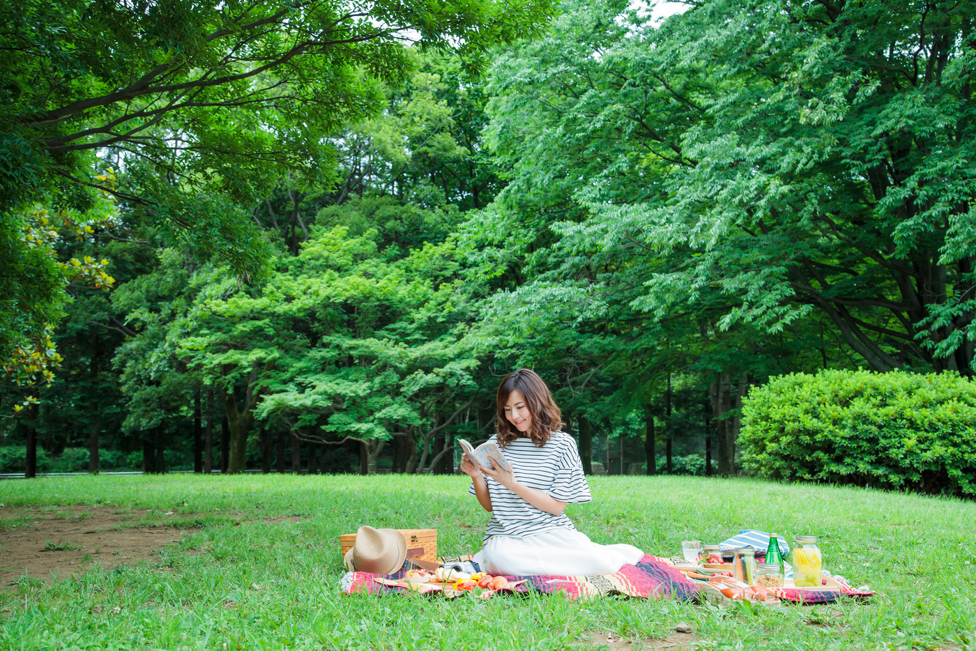 ピクニック　女性　レジャー　公園　ランチ