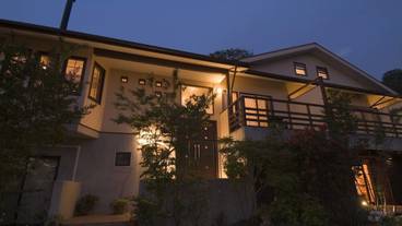 施設の正面 (日没後) / 4