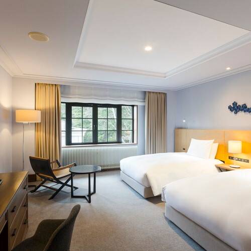 軽井沢彫の桔梗が彩る
広々とした客室 / 4