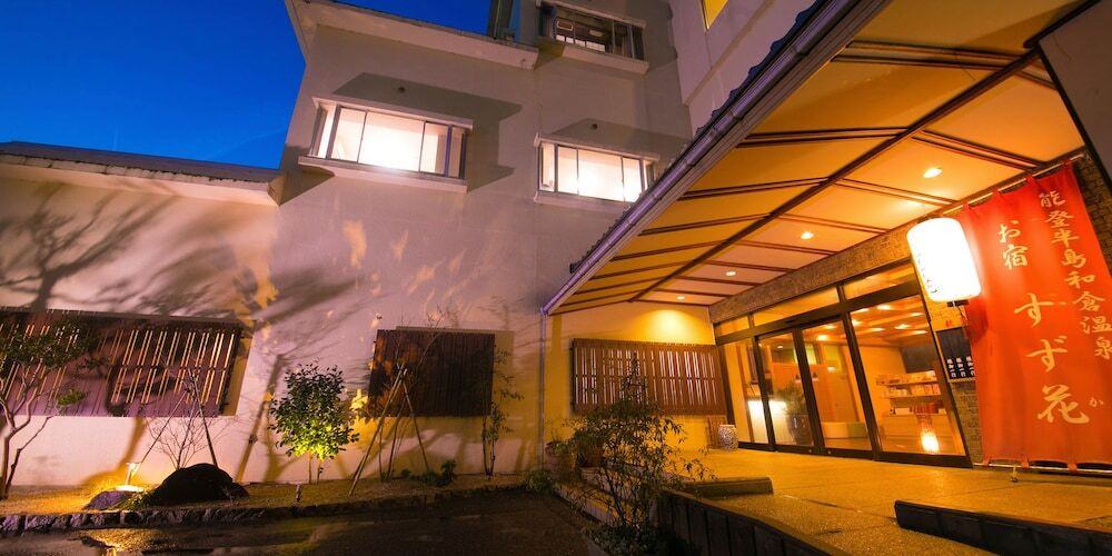 施設の正面 (日没後)