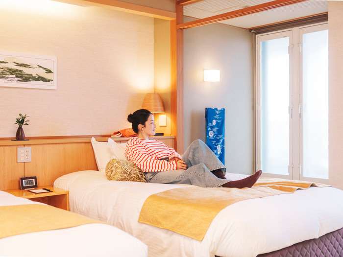 橅をコンセプトにした海側の和洋室。クッションの柄や壁のアートにも注目です。