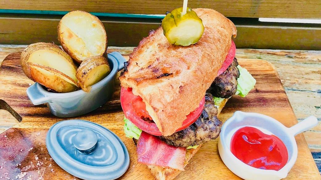 ローカル感漂うお店で
心満ちるディナーを / 2