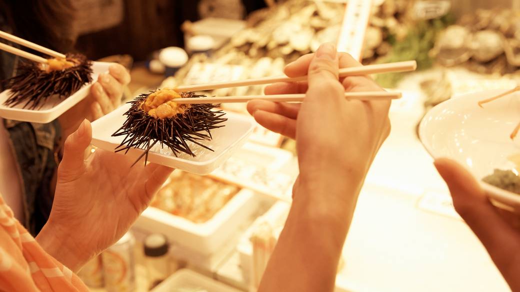 市場ではウニの立ち食いも◎ / 5