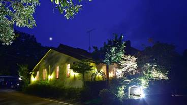 施設の正面 (日没後) / 2