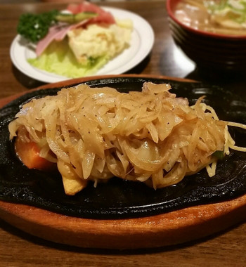 「キッチン友」料理 38068 スペシャル友風焼きの鉄板焼き〔15/10/11撮影〕→鉄板の上でジュージューアツアツでした。