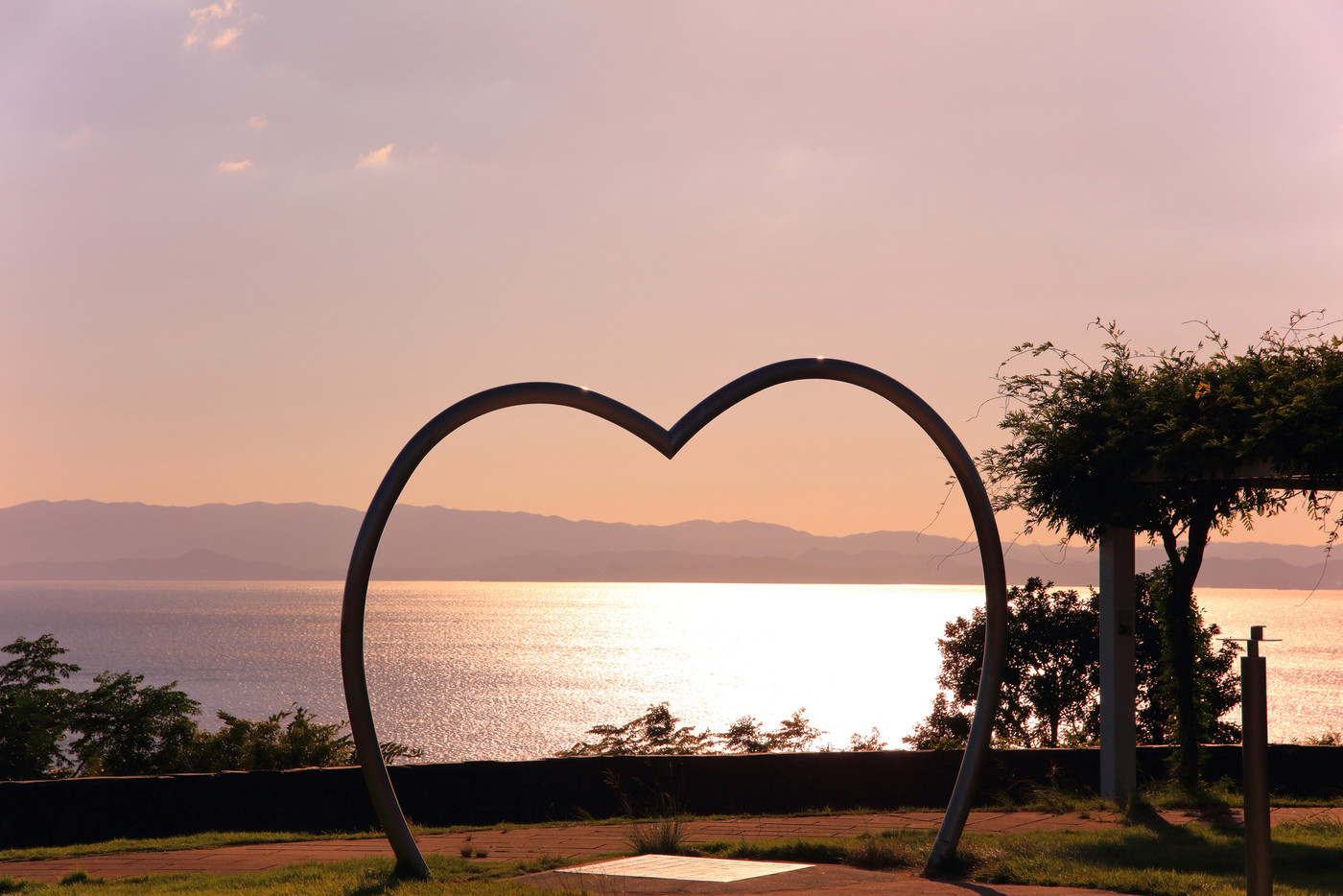 恋人の聖地_長崎道大村湾パーキング・ハートのオブジェ