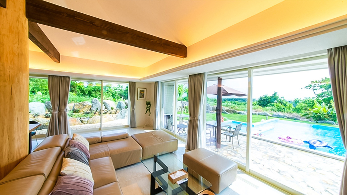 青空に赤瓦が映える。プライベートプールが付いた邸宅3355414