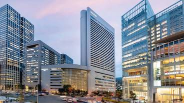 施設の正面（夕刻） / 1