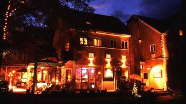 施設の正面 (日没後) / 4