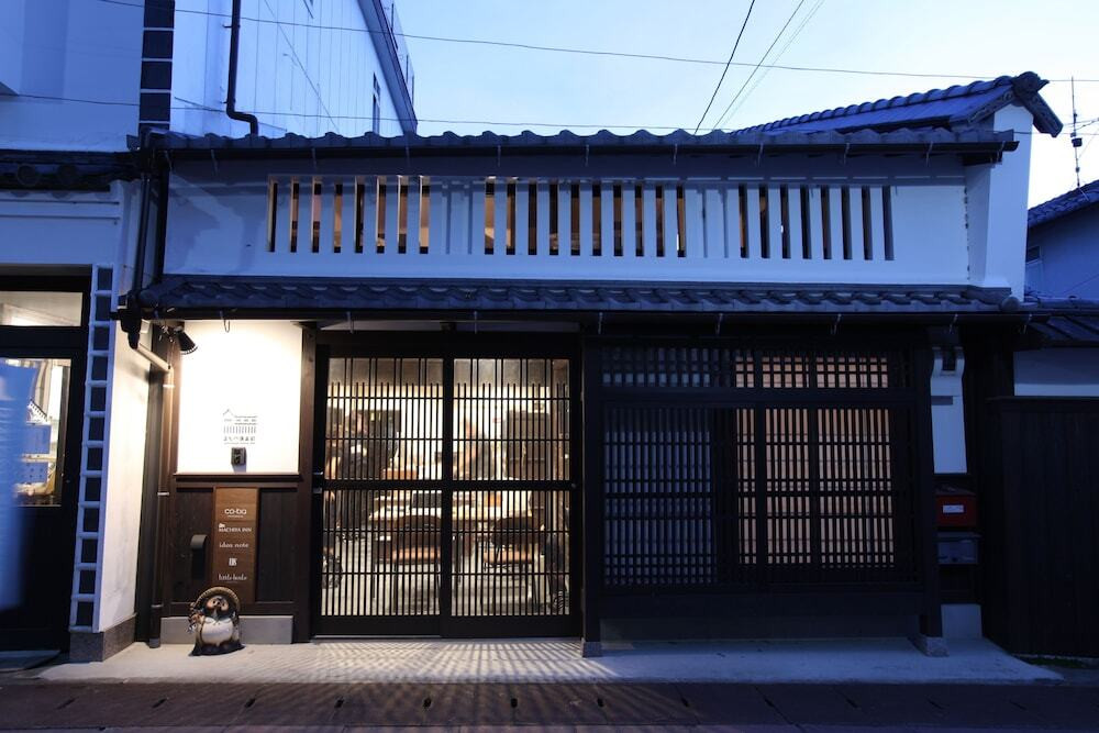 施設の正面 (日没後)