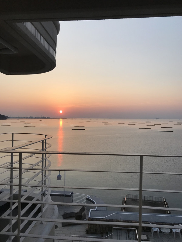 ホテルの部屋からの夕焼け