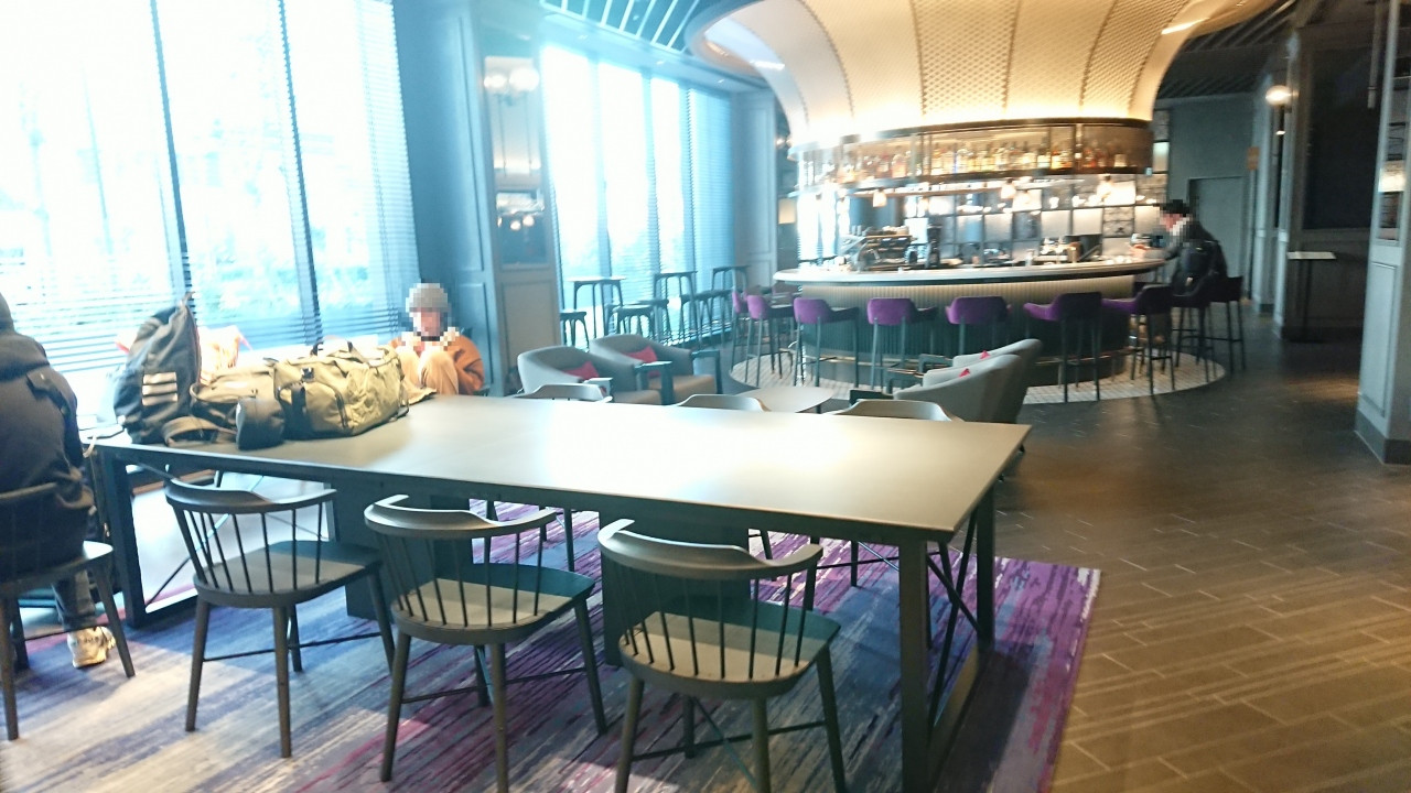 エントランス左手側に客室へのエレベータとレストラン＆バー。