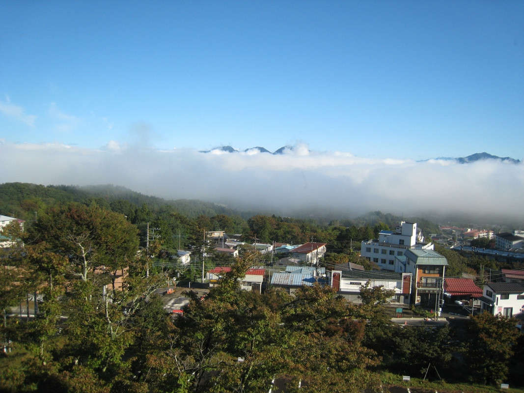 前日の霧が晴れて、早朝の雲海が遠くなっていくところ