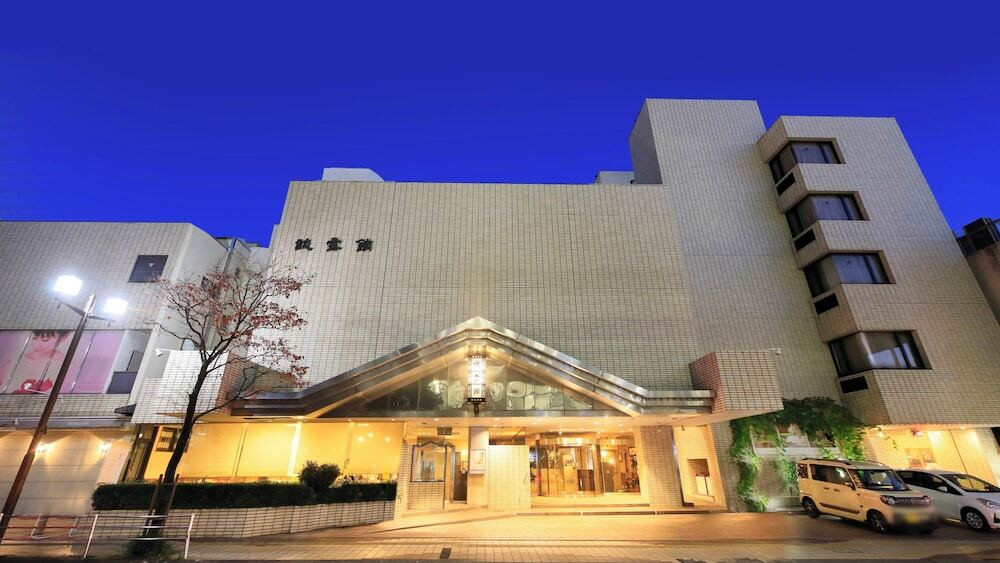 施設の正面 (日没後)