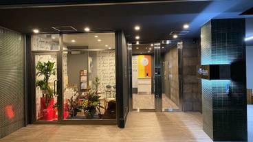 施設の正面 (日没後) / 1