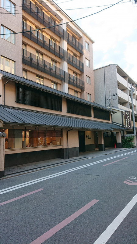 正面(街並みに溶け込んだ造りでした。)