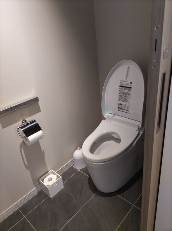 薄暗いが広いトイレ