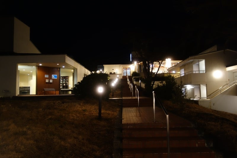 夜、客室からロビーへ向かう