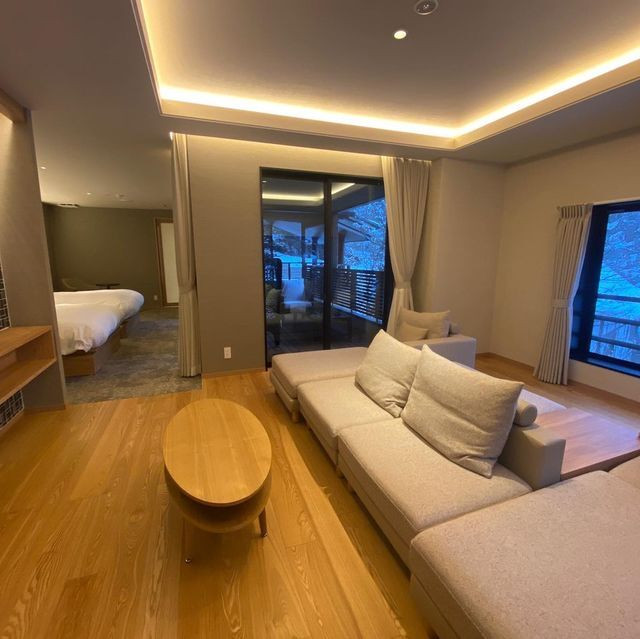 別邸美月庵「天」は、65㎡ものゆったりとしたお部屋。リビングは窓が大きく開放感たっぷり。清潔で広々としたパウダールームと、イス付きのドレッサールームがあるのも嬉しい / 1
