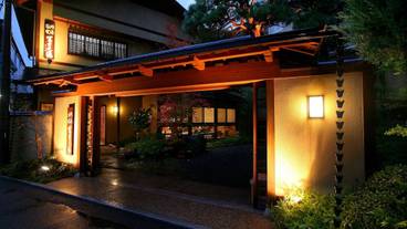 施設の正面 (日没後) / 2