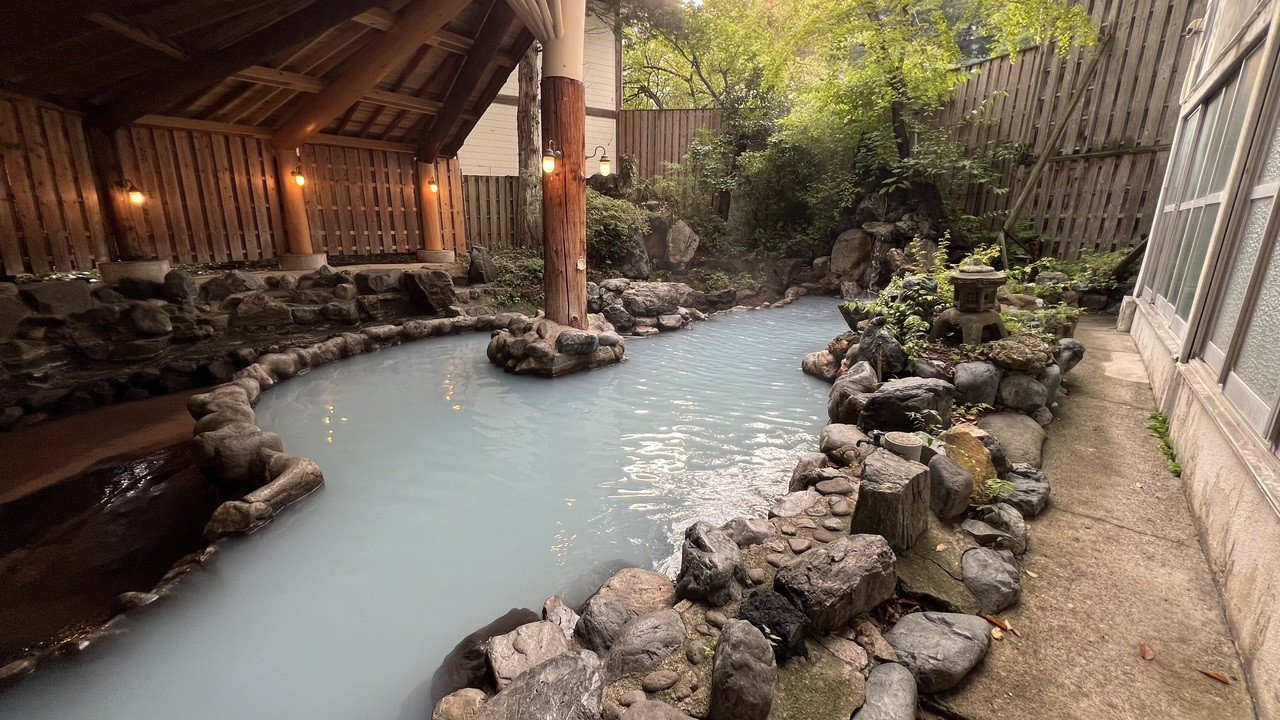 別館露天風呂。白濁の硫黄泉。朝晩で男入れ替えなのが残念です。