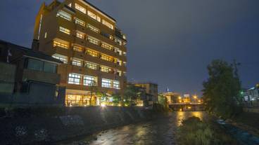 施設の正面 (日没後) / 2