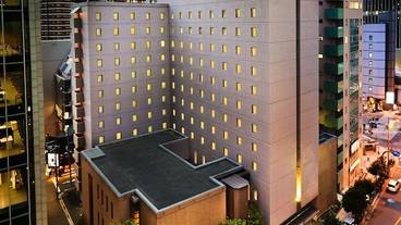 施設の正面 (日没後) / 1