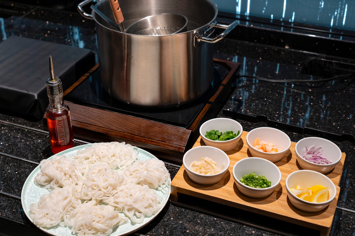 朝食ブッフェのフォー(ベトナム風麺)