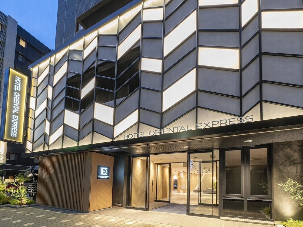 施設の正面 (日没後)