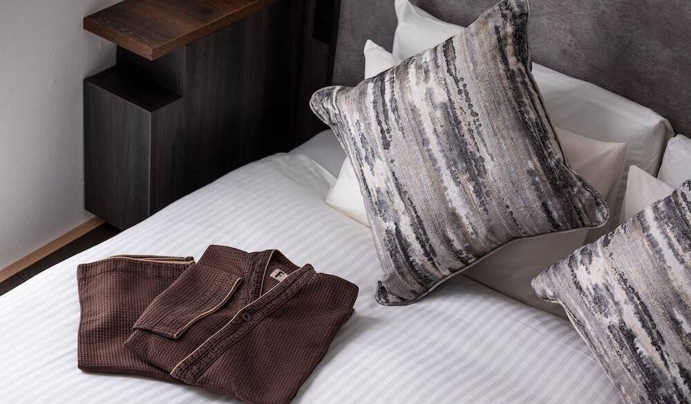 シックな部屋着に
身を包んで就寝 / 1