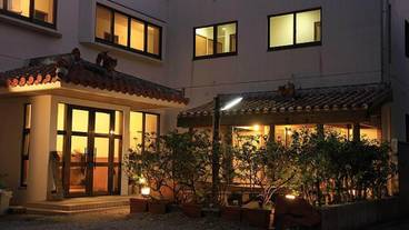 施設の正面 (日没後) / 2