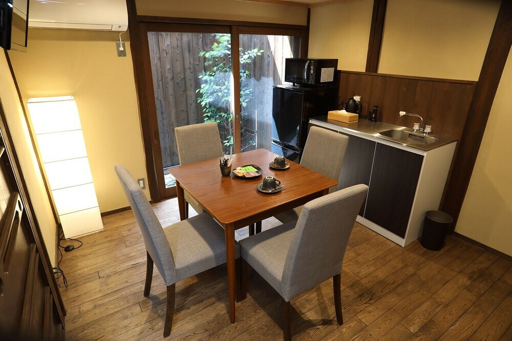 客室内のダイニングエリア