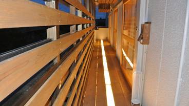 施設の正面 (日没後) / 2