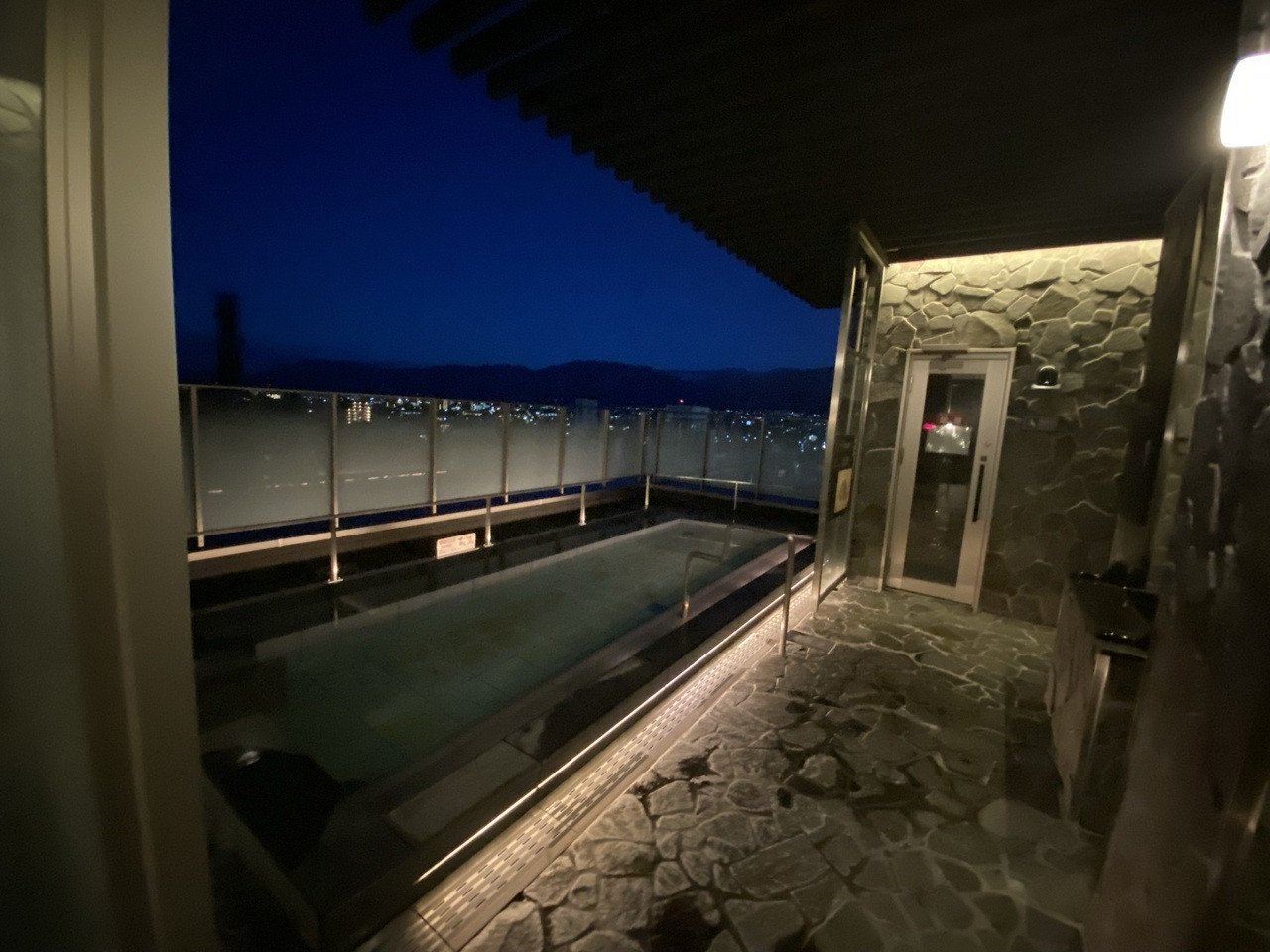 甲府城の隣に建つホテルで、温泉とワインを満喫4376504