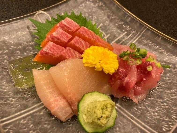 佐久市で採れた鯉(コイ)のお造りは初めての経験でした。ブリとサーモンの中間のようなお味と食感で、おいしかった〜！ / 1