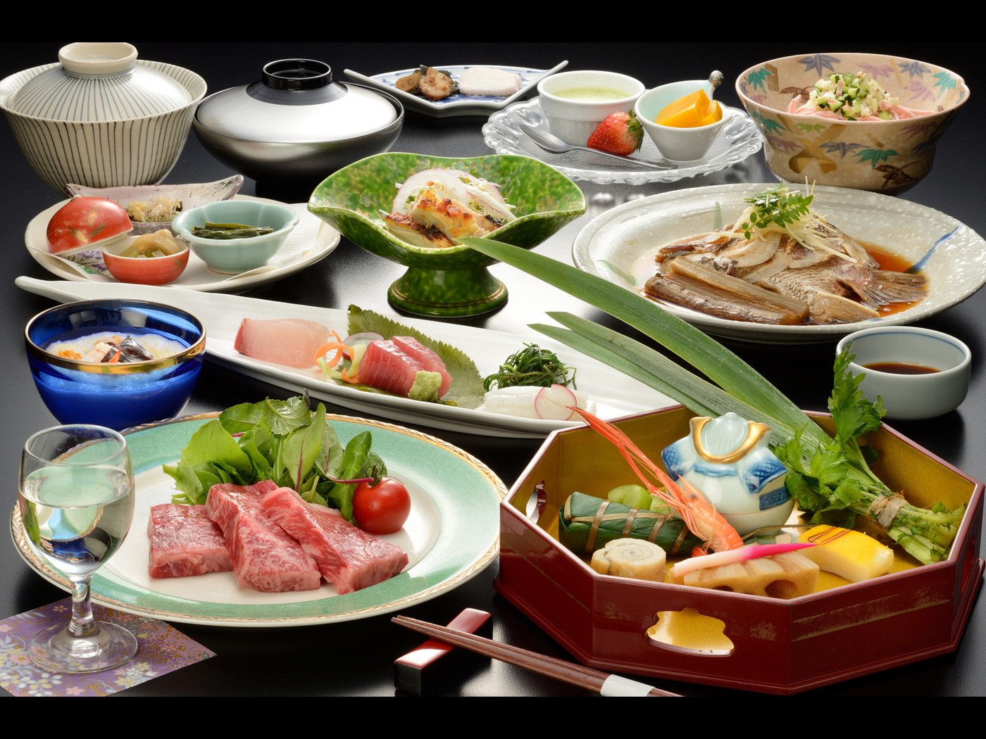 庭園が眺められる源泉の露天ヒノキ風呂4251606