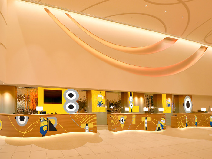 ロビーでもミニオンたちが“ハチャメチャ”に大さわぎ！