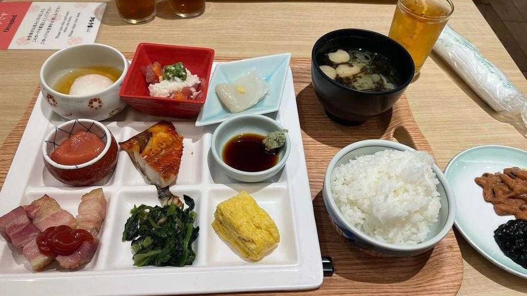 朝食ビュッフェの盛り付け一例 / 1