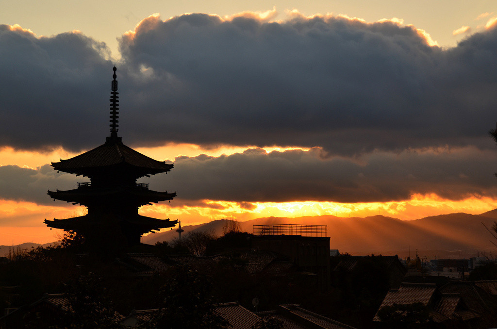 【京都】「八坂の塔」と夕日の美しい風景を望める「高台寺公園」1383722