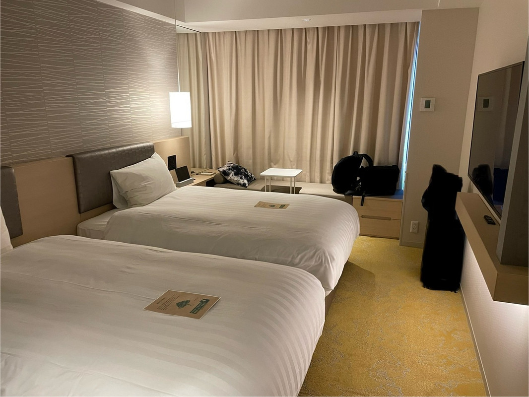 窓下にソファ、タブレット下の引き出しにアクセサリーケース