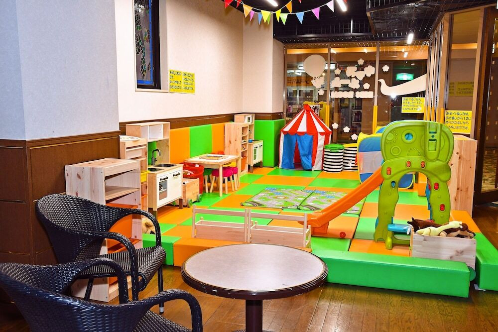 温水プールのスライダーに子どもは大はしゃぎ！4574206