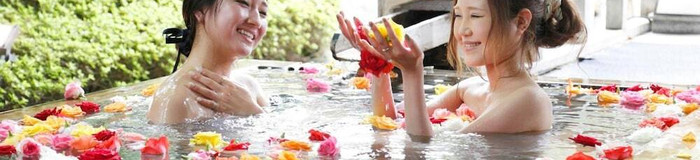 湯船に浮かぶ魅惑の香り♡バラ風呂やフルーツ風呂がある温泉宿7選/全国