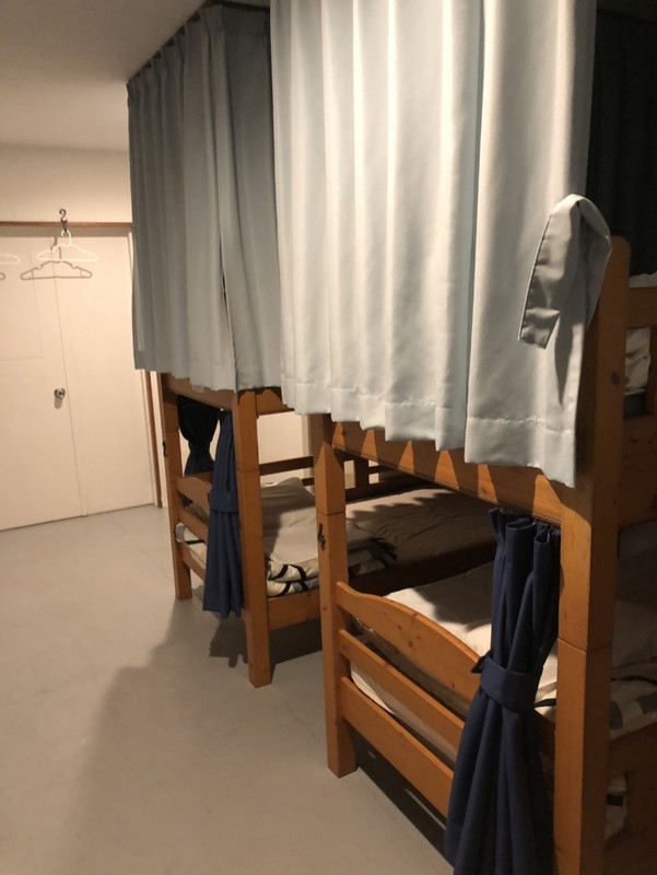 ドミトリーはこんな感じ、カーテンが備え連れられていてgood